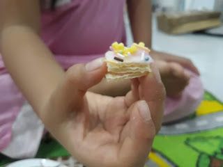 bé tự làm kem theo ý thích